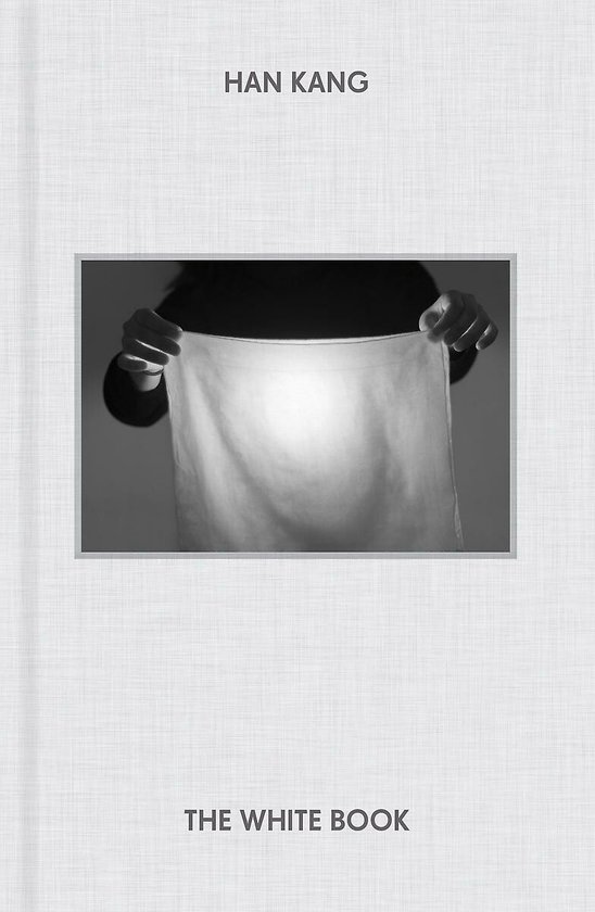 De cover van 'The White Book' van Han Kang toont een helder, wit stuk stof dat door twee handen wordt vastgehouden.
