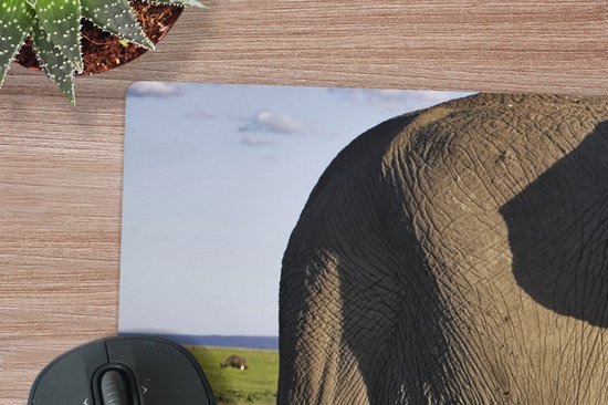 Muismat XXL - Bureau onderlegger - Bureau mat - Olifant - Dieren - Grasvlakte - Groen - Grijs - 90x45 cm - XXL muismat