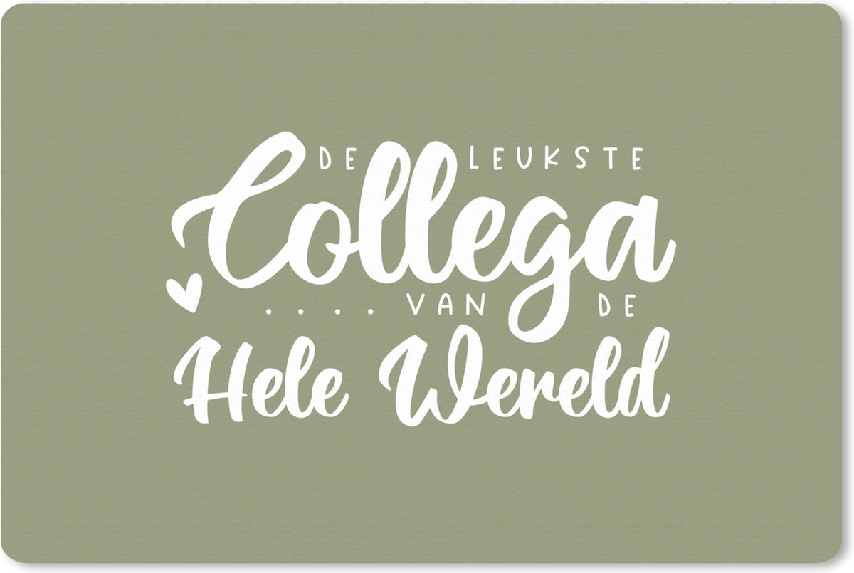 Muismat XXL 90x60 cm - Bureau onderlegger - Bureau mat Spreuken - Quotes - Groen - 'De leukste collega van de hele wereld' - Bureaumat - Gaming mousepad xl - Bureaulegger groot - Computer deskmat