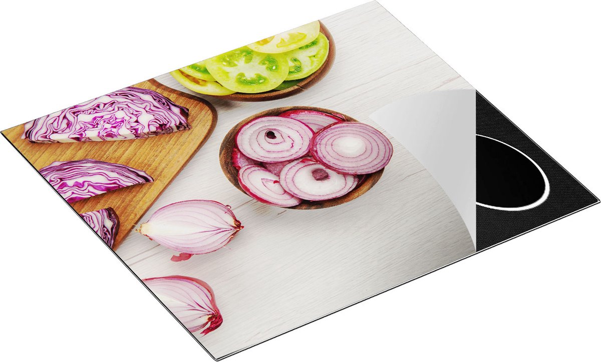 Chefcare Inductie Beschermer Gesneden Uien op een Witte Houten Tafel - 60x50 cm - Afdekplaat Inductie - Kookplaat Beschermer - Inductie Mat