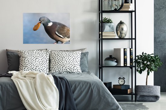 Poster Un vilain pigeon avec un biscuit dans la bouche 60x40 cm - Tirage photo sur Poster (décoration murale salon / chambre) / Poster Vogels