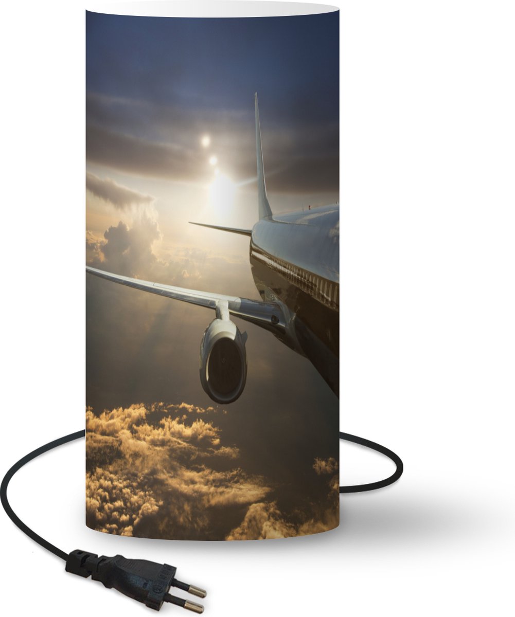 Lamp - Nachtlampje - Tafellamp slaapkamer - Een straalvliegtuig vliegt over wolken - 54 cm hoog - Ø24.8 cm - Inclusief LED lamp