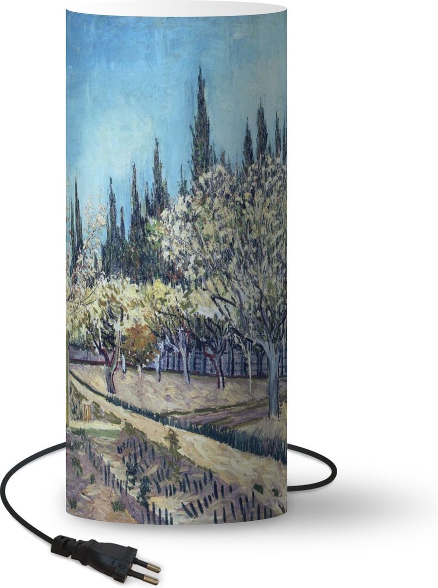 Lamp - Nachtlampje - Tafellamp slaapkamer - Boomgaard tegen cipressen - Vincent van Gogh - 70 cm hoog - Ø29.6 cm - Inclusief LED lamp