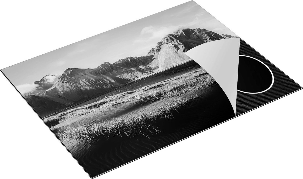 Chefcare Inductie Beschermer Zwart Zand in de Bergen van IJsland - Zwart Wit - 77x59 cm - Afdekplaat Inductie - Kookplaat Beschermer - Inductie Mat