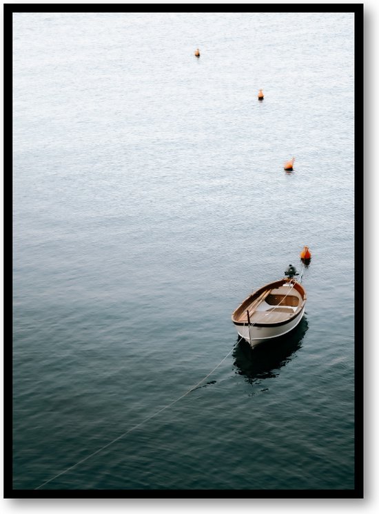 Stilte in Riomaggiore - Eenzaamheid op Zee - Vissersboot - Fotoposter 50x70 met Lijst