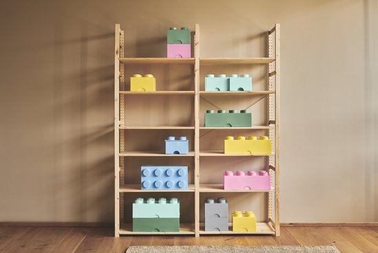 Houten opbergrek met kleurrijke LEGO opbergdozen.