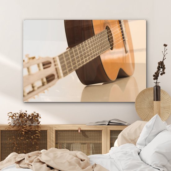 Une guitare acoustique se trouve sur le côté Plexiglass 90x60 cm - Tirage photo sur Glas (décoration murale en plexiglas)