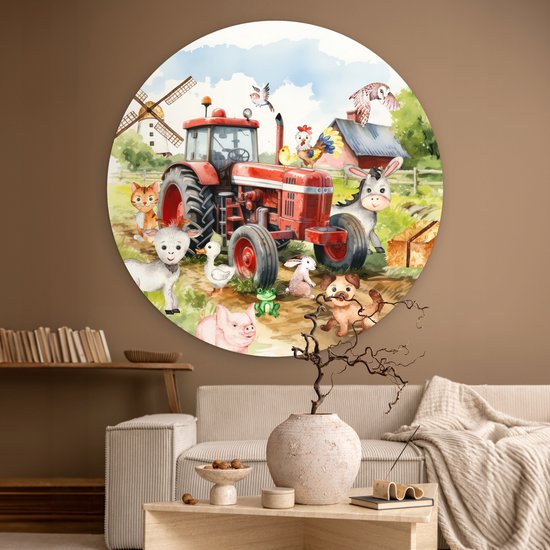 Een ronde muurcirkel met een rode tractor en kinderlijke boerderijdieren op een boerderij, boven een bank en salontafel.