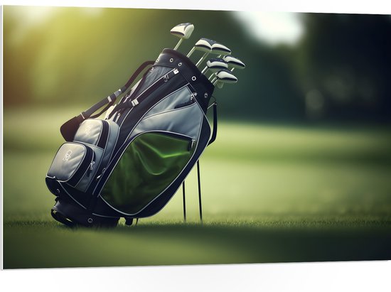 PVC Schuimplaat - Golf - Tas - Clubs - Gras - Sport - 105x70 cm Foto op PVC Schuimplaat (Met Ophangsysteem)
