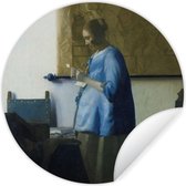 WallCircle - Muurstickers - Behangcirkel - Brieflezende vrouw in het blauw - Schilderij van Johannes Vermeer - 100x100 cm - Muurcirkel - Zelfklevend - Ronde Behangsticker XXL