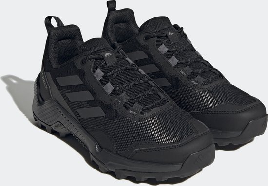 Paar zwarte ADIDAS TERREX damesschoenen, zijaanzicht.