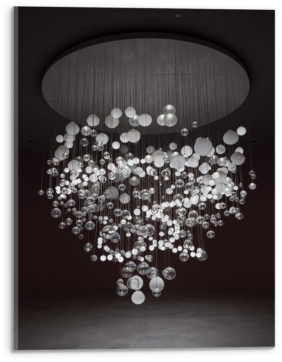 Acrylglas - Mega Kroonluchter (zwart/wit) - 30x40cm Foto op Acrylglas (Wanddecoratie op Ac
