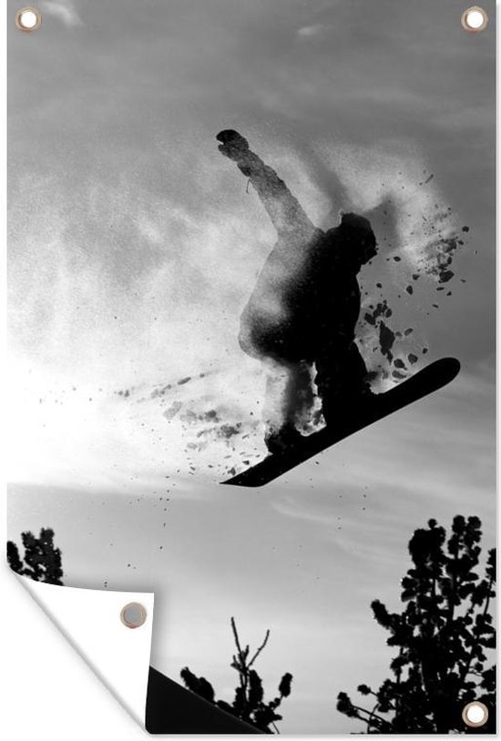 Een snowboarder hangt in de lucht en neemt sneeuw mee - zwart wit - Tuindoek