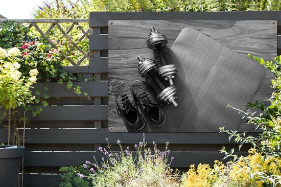 Affiche de jardin Les deux poids et chaussures de sport sont prêts pour le fitness - noir et blanc - 120x80 cm - Jardin