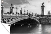Tuinposters buiten Een verlichte brug in het Franse Parijs - zwart wit - 90x60 cm - Tuindoek - Buitenposter