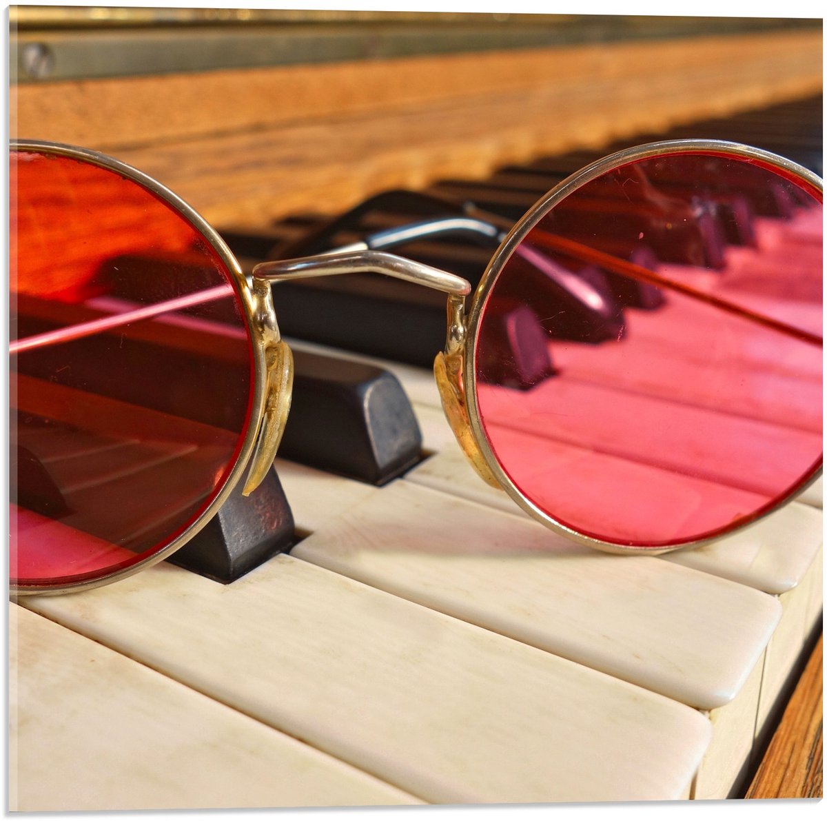 KuijsFotoprint Acrylglas - Roze Bril op Piano - 50x50cm Foto op Acrylglas (Wanddecoratie op Acrylglas) Bruin