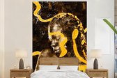 Behang - Fotobehang Vrouw - Zwart - Goud - Breedte 145 cm x hoogte 220 cm