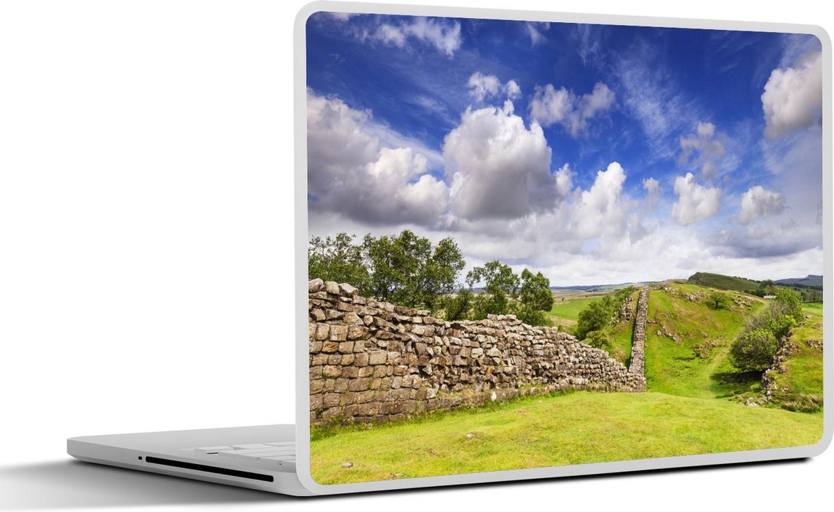 Afbeelding van product SleevesAndCases  Laptop sticker - 12.3 inch - De Muur van Hadrianus in het Verenigd Koninkrijk onder een bewolkte hemel