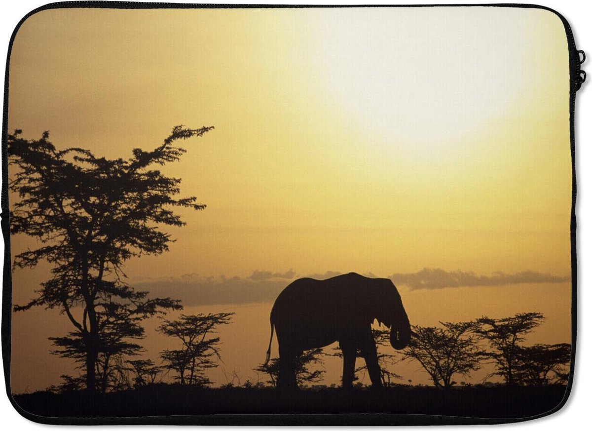 Laptophoes 14 inch - Silhouet olifant op de savanne - Laptop sleeve - Binnenmaat 33x23 cm - Zwarte achterkant