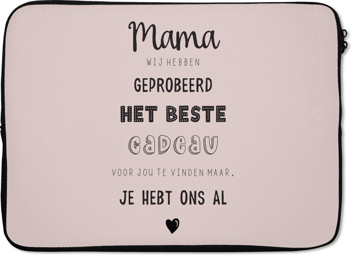 Laptophoes 14 inch - Spreuken - Mama - Mama je hebt ons al - Quotes - Laptop sleeve - Binnenmaat 33x23 cm - Zwarte achterkant