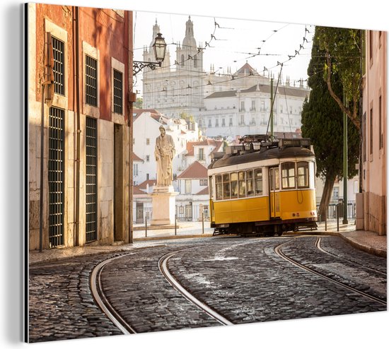 Wanddecoratie Metaal - Aluminium Schilderij Industrieel - Tram - Lissabon - Portugal - 30x20 cm - Dibond - Foto op aluminium - Industriële muurdecoratie - Voor de woonkamer/slaapkamer