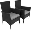 Twee zwarte rotan stoelen met grijze kussens, op witte achtergrond.