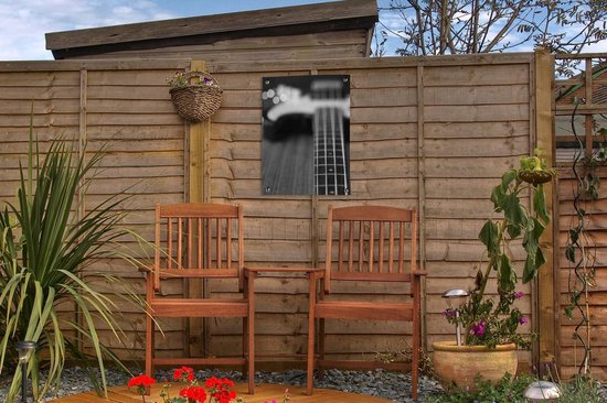 Décoration de Jardin Une guitare basse repose sur le sol - noir et blanc - 30x40 cm