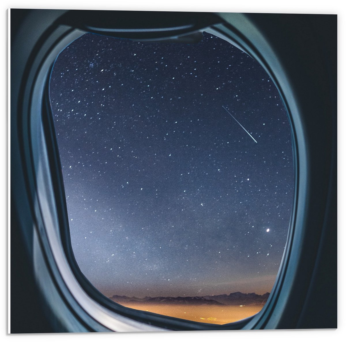 KuijsFotoprint Forex - Vliegtuigraam met Sterrenhemel - 50x50cm Foto op Forex Blauw
