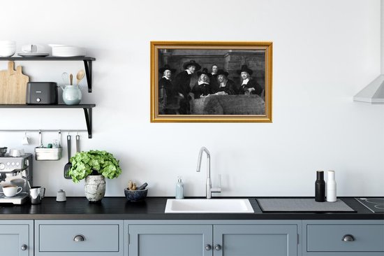 Een groep mannen in klederdracht met hoeden staat rond een tafel, ingelijst in een gouden lijst.