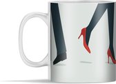Mok - Illustratie van rode hakken en zwarte schoenen - 350 ml - Beker