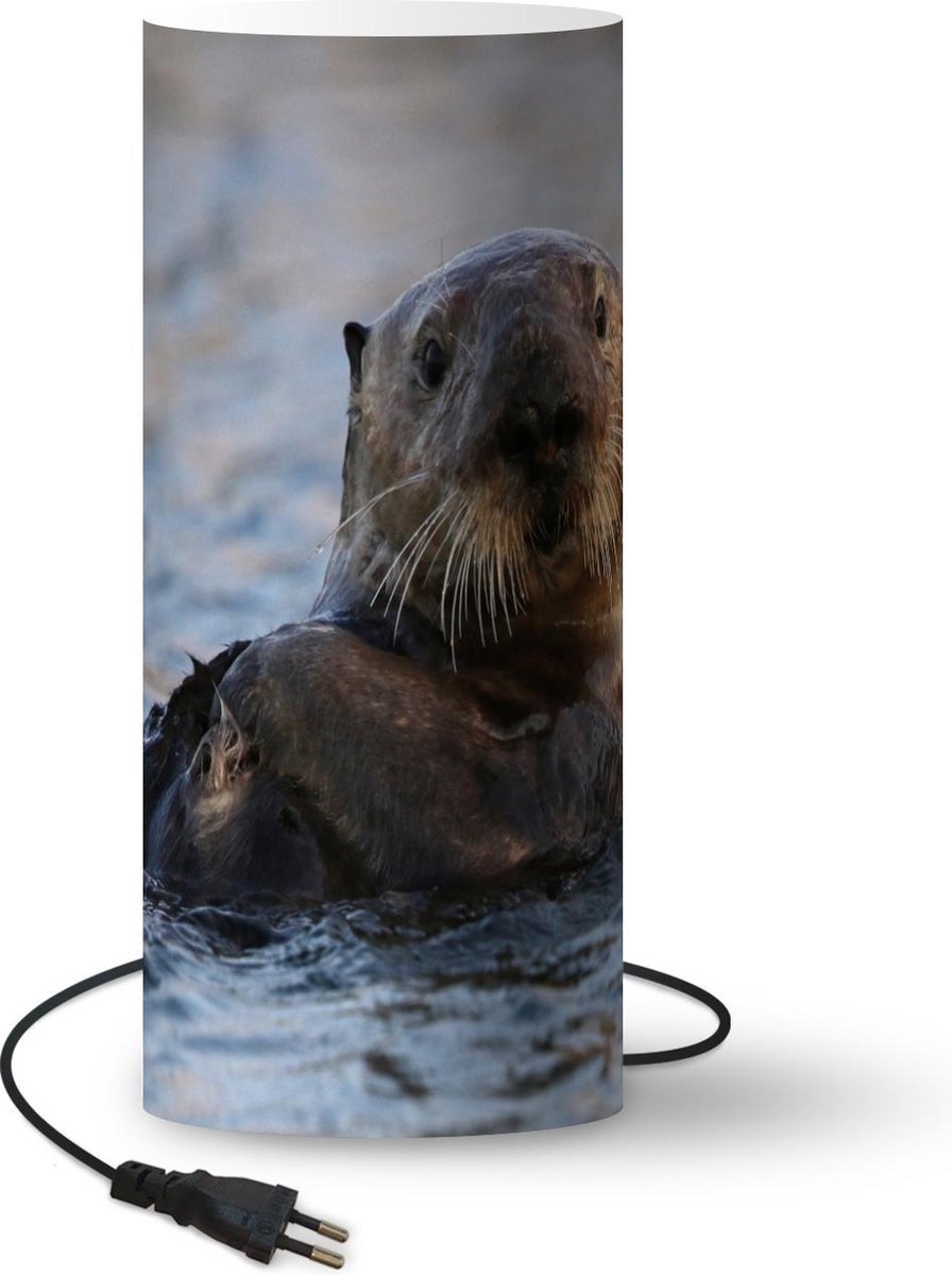 Lamp - Nachtlampje - Tafellamp slaapkamer - Dieren - Otter - Zwemmen - 54 cm hoog - Ø22.9 cm - Inclusief LED lamp
