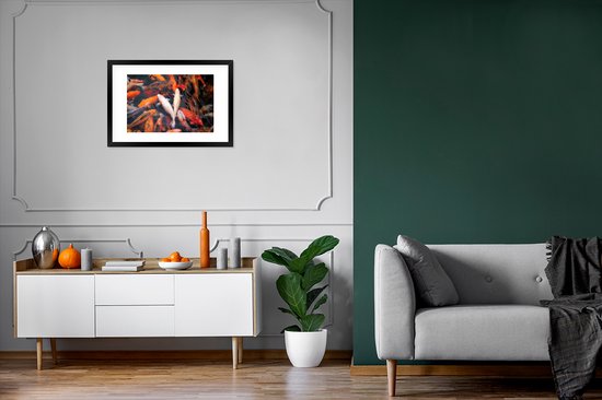 Photo dans le cadre - Un étang avec des carpes koi d'en haut Cadre photo noir avec passe-partout blanc 60x40 cm - Affiche sous cadre (Décoration murale salon / chambre)