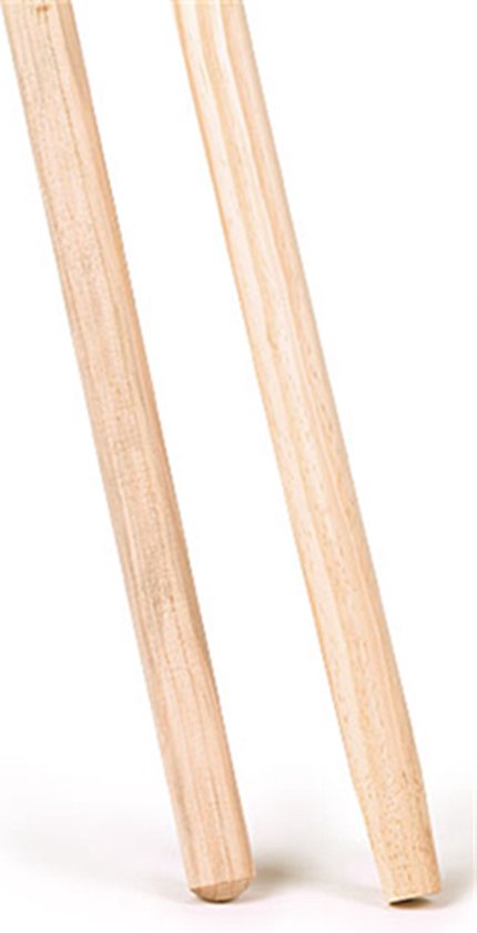 Twee houten bezemstelen, één met rond uiteinde, de andere met klem.