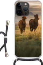 Telefoonhoesje Geschikt voorApple Iphone 14 Pro - Paarden - Lucht - Gras - Siliconen - Crossbody - Backcover met Koord - Telefoonhoesje met koord - Hoesje met touw