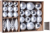 Kerstballen/ornamenten pakket 31x zilver kunststof mix incl. 50x ophanghaakjes - Kerstversiering