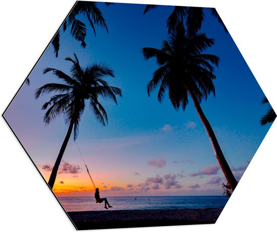 WallClassics - Dibond Hexagon - Schommelen op een Tropisch Strand bij Zonsondergang - 80x69.6 cm Foto op Hexagon (Met Ophangsysteem)