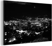 Wanddecoratie Metaal - Aluminium Schilderij Industrieel - Zwart-wit skyline van het Colombiaanse Medellín tijdens de avond - 150x100 cm - Dibond - Foto op aluminium - Industriële muurdecoratie - Voor de woonkamer/slaapkamer