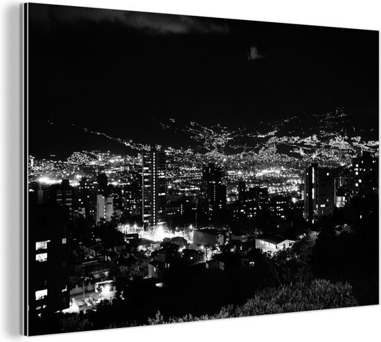 Wanddecoratie Metaal - Aluminium Schilderij Industrieel - Zwart-wit skyline van het Colombiaanse Medellín tijdens de avond - 150x100 cm - Dibond - Foto op aluminium - Industriële muurdecoratie - Voor de woonkamer/slaapkamer