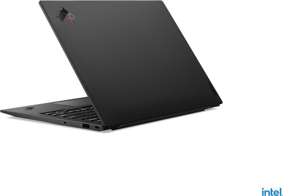 Zwarte laptop, schuin van achteren gezien, met een rood ThinkPad X1 logo.