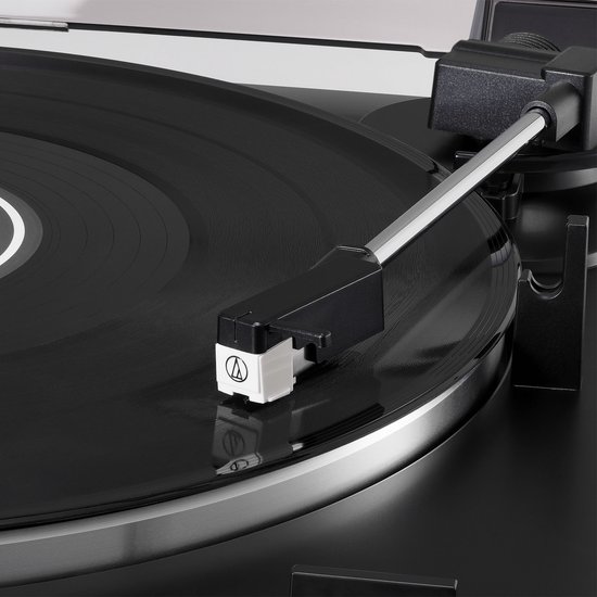 Close-up van een naald op een vinylplaat op een draaitafel. De Audio-Technica naald is wit.