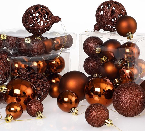 Een verzameling koperbruine kerstballen, variërend in grootte en afwerking: mat, glanzend en glitter met filigraan patronen.