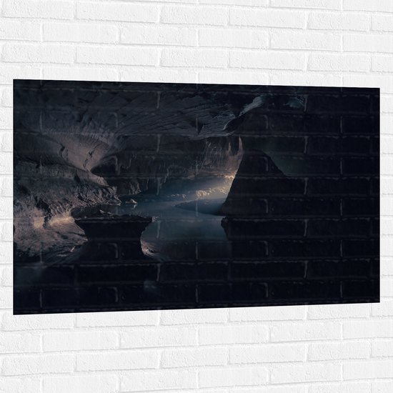 WallClassics - Muursticker - Donkere Grot met Zonnestralen - 120x80 cm Foto op Muursticker