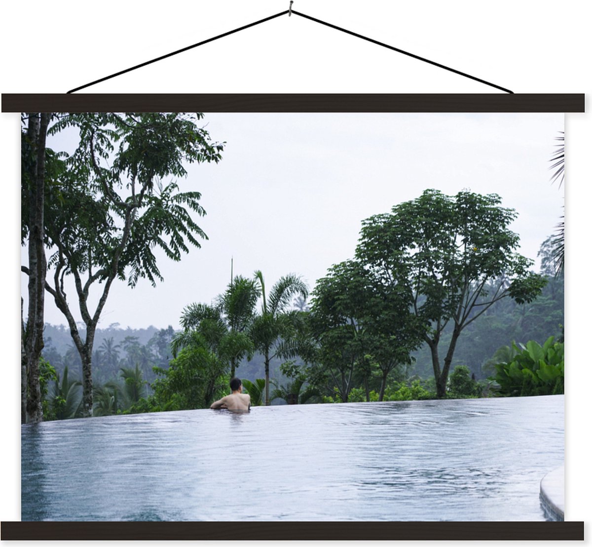 Posterhanger incl. Poster - Schoolplaat - Een oneindig zwembad in Ubud, Indonesië - 150x113 cm - Zwarte latten - TextilePosters