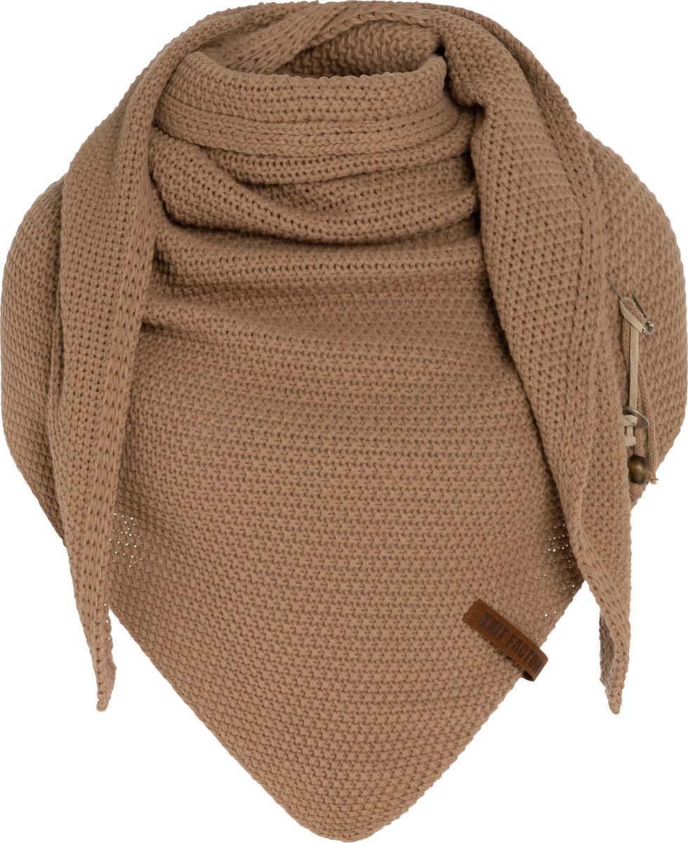 Knit Factory Coco Gebreide Omslagdoek - Driehoek Sjaal Dames - Dames sjaal - Wintersjaal - Stola - Wollen sjaal - Bruine sjaal - Nude - 190x85 cm - Inclusief sierspeld