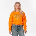 Oranje sweater met 'NED CLASS OF 2026' opdruk en KNVB-logo op de voorkant. Gedragen door een blonde vrouw met spijkerbroek.