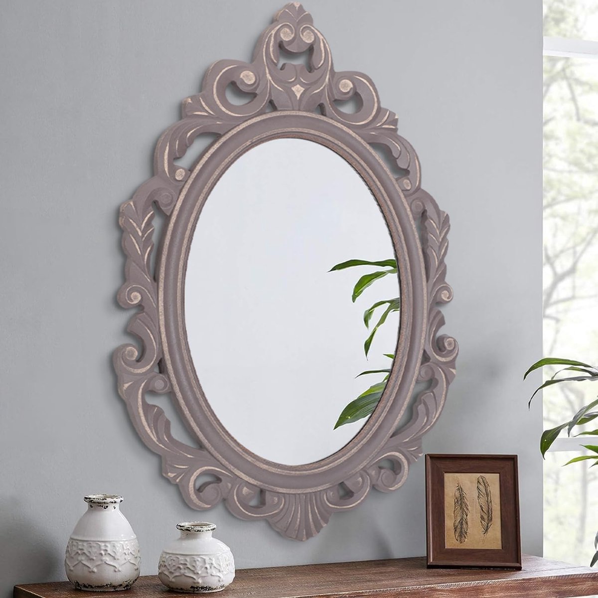 Traditionele hangende spiegel, ovaal, rustiek, bruin gesneden, wandspiegel, decoratieve antieke spiegel, barok stijl, esthetiek voor slaapkamer, woonkamer, keuken, entree