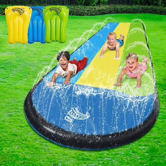 Drie kinderen glijden lachend op een waterglijbaan met kleuren groen, geel en blauw. Naast de glijbaan liggen opblaasbare bodyboards in geel, blauw en groen.