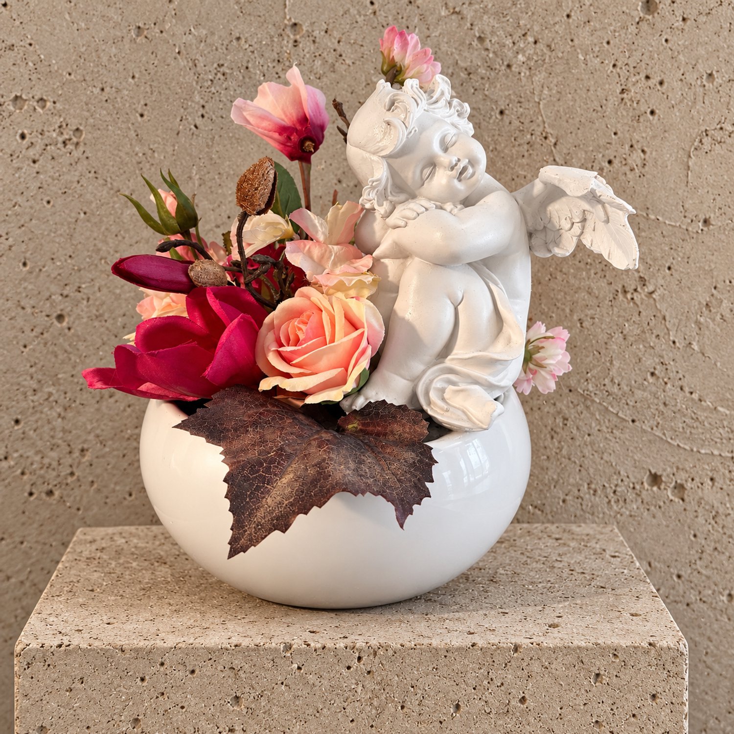 Seta Fiori Grafstuk Slapend Engeltje met Kunstbloemen 25 cm - Witte Keramieken Schaal - Handgemaakt Uniek Exemplaar - Bordeaux, Peach en Roze Bordeaux, roze, crème