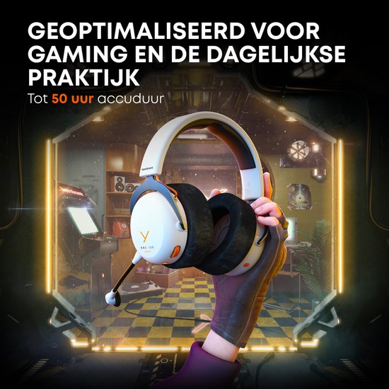 Grijze Beyerdynamic MMX 150 headset met oranje accenten, gehouden door een hand, in een gamewereld.