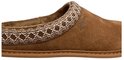 Close-up van een bruine suède slof met het Skechers-logo en een beige, kruislings geweven boord.